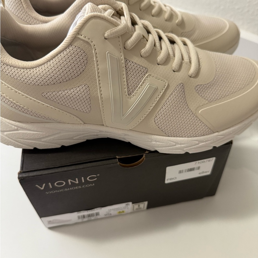 Vionic Cream Athletic Shoes 9.5 M Women’s